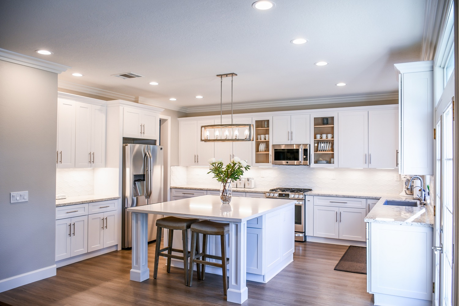 Contrasting floors and kitchen cabinets