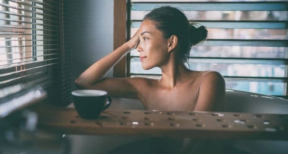 A DIY bathtub caddy is perfect for your coffee, books, candles or other stuff.