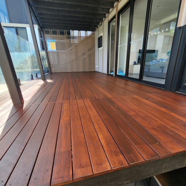 How to Sand and Finish a Deck With Oils & Stains