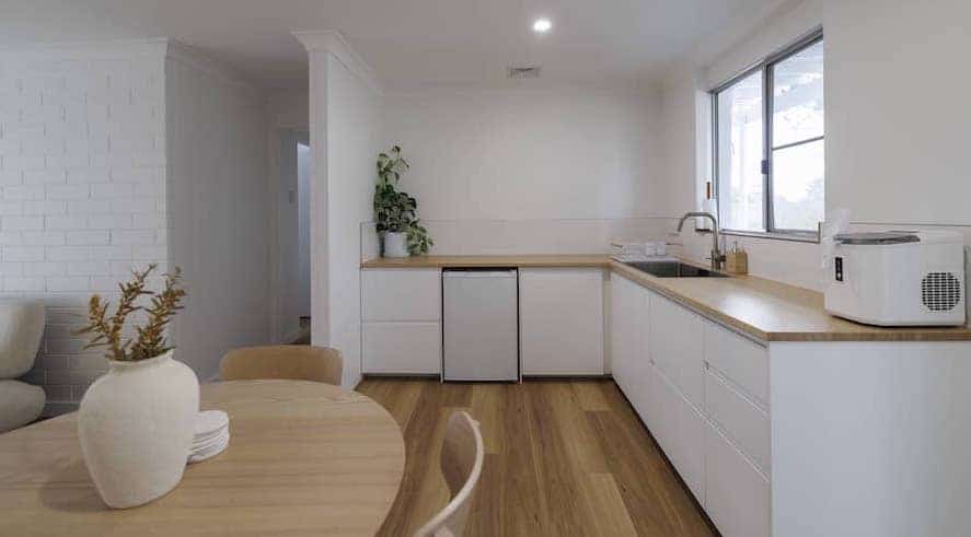 Secondary kitchen space with timber-look Eclipse Hybrid with Nazca flooring in Moore River retreat