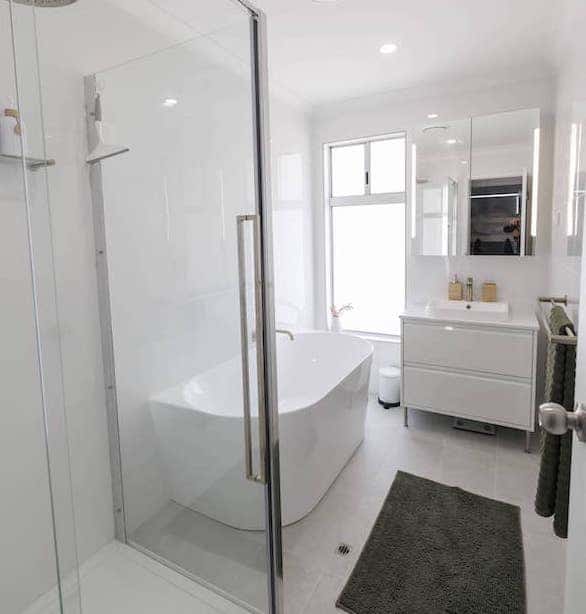 Retreat bathroom with bath and Eclipse Hybrid with Nazca floors in coastal accommodation